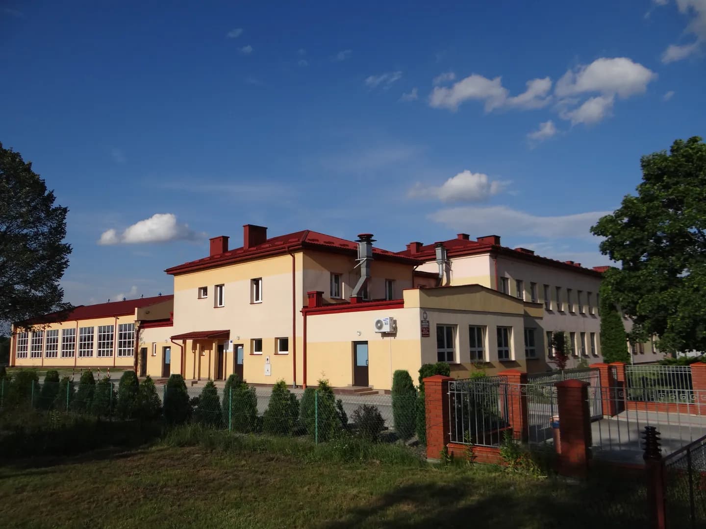 Budynek Publicznej Szkoły Podstawowej w Harasiukach