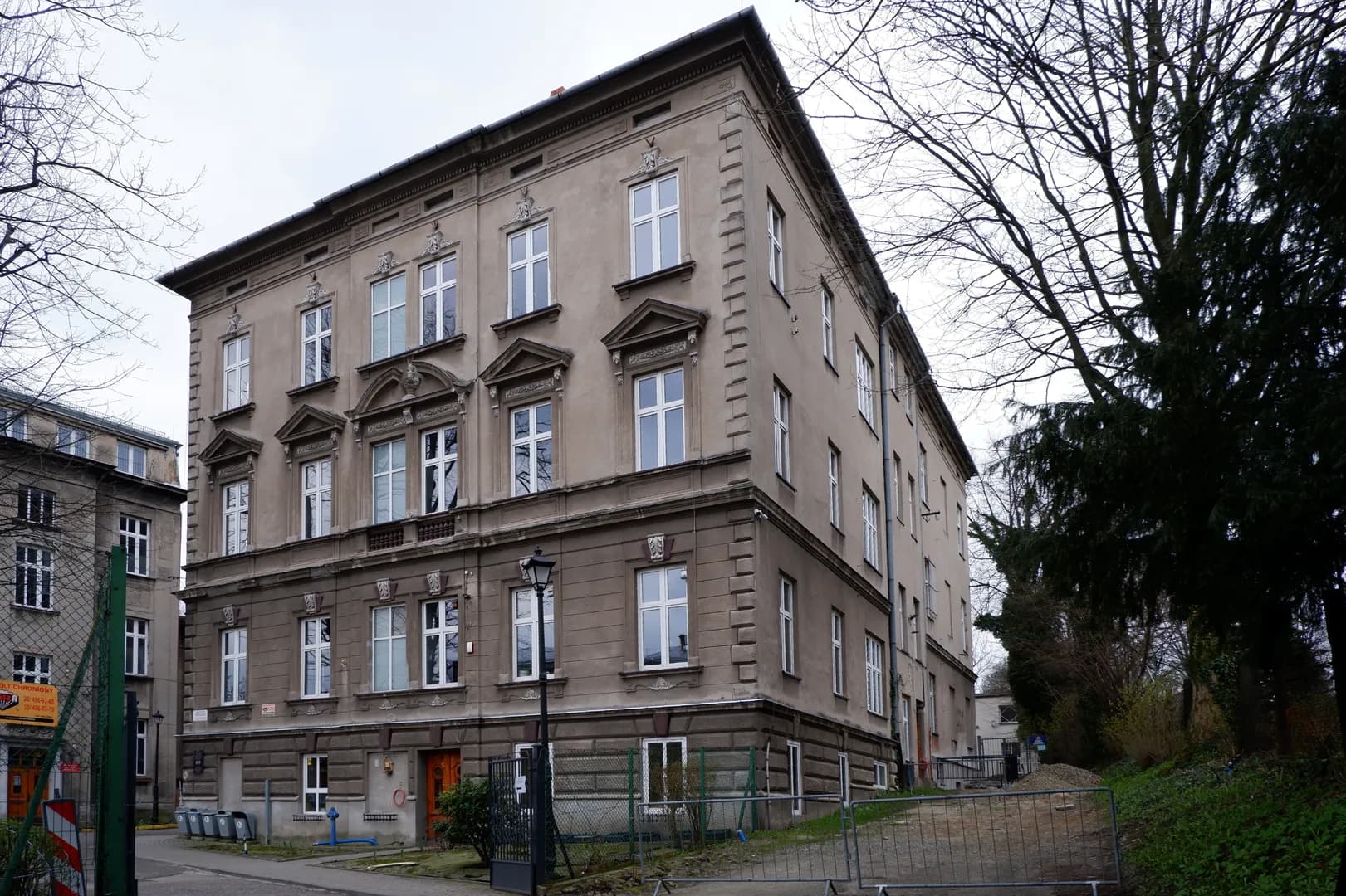 Zabytkowy budynek Szkoły Mistrzostwa Sportowego BBTS w Bielsku-Białej
