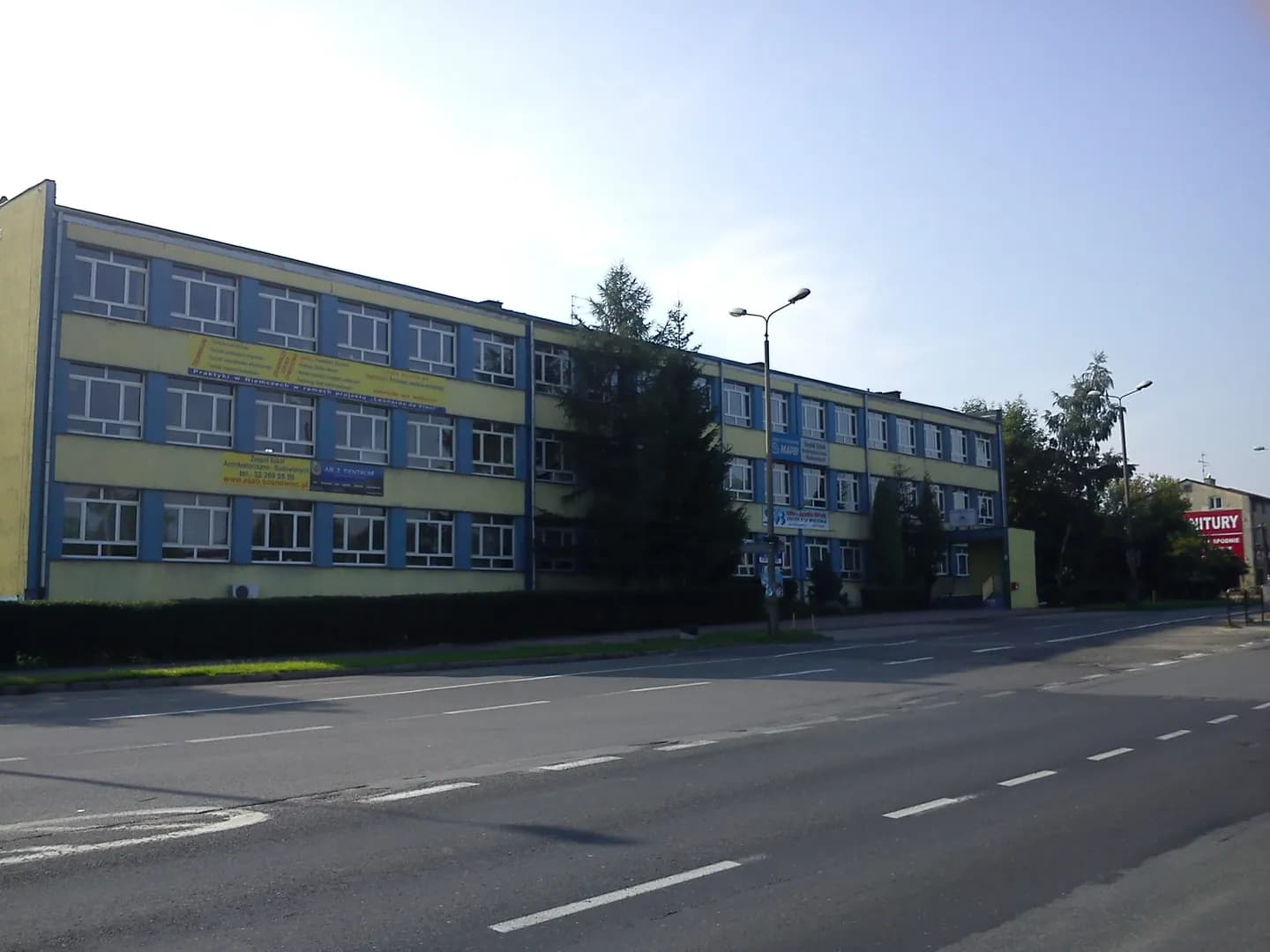 Budynek Zespołu Szkół Architektoniczno-Budowlanych w Sosnowcu od strony ulicy
