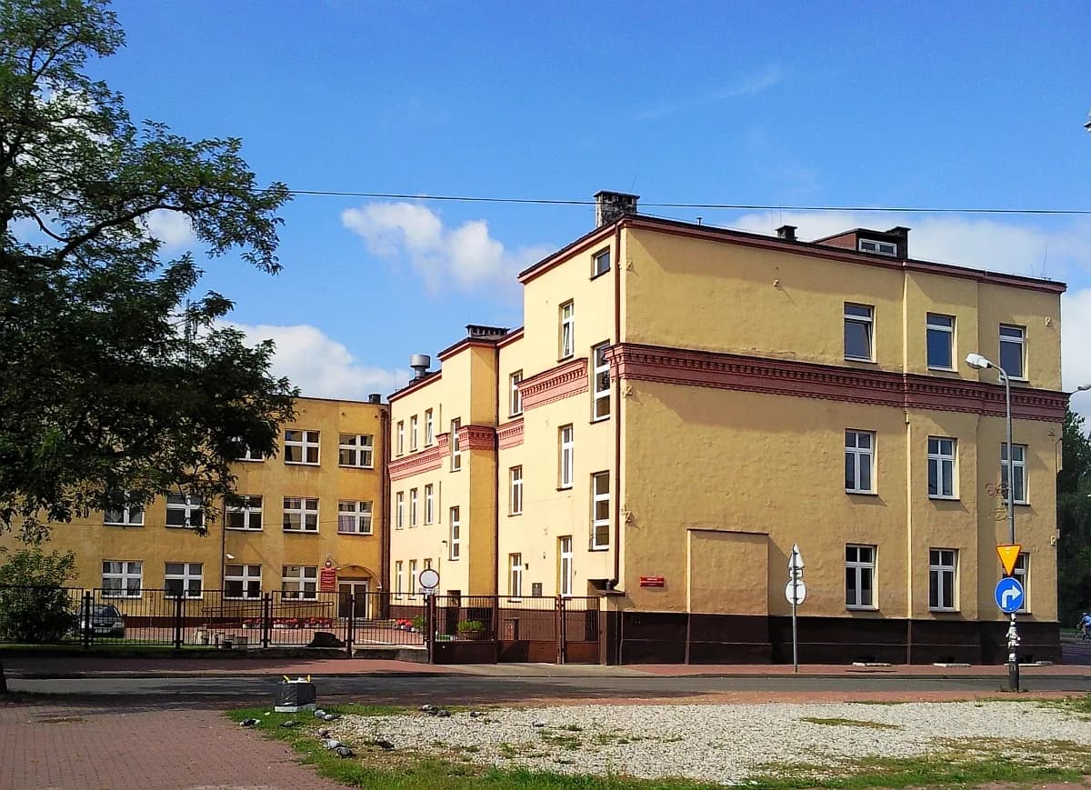 Budynek Zespołu Szkół Gastronomiczno-Hotelarskich w Sosnowcu od strony ulicy
