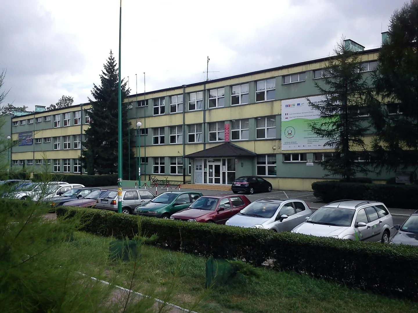 Budynek Centrum Kształcenia Zawodowego i Ustawicznego w Sosnowcu z parkingiem