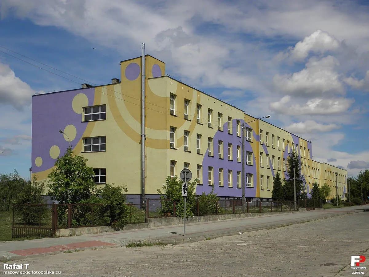 Elewacja budynku Publicznej Szkoły Podstawowej nr 5 w Pionkach