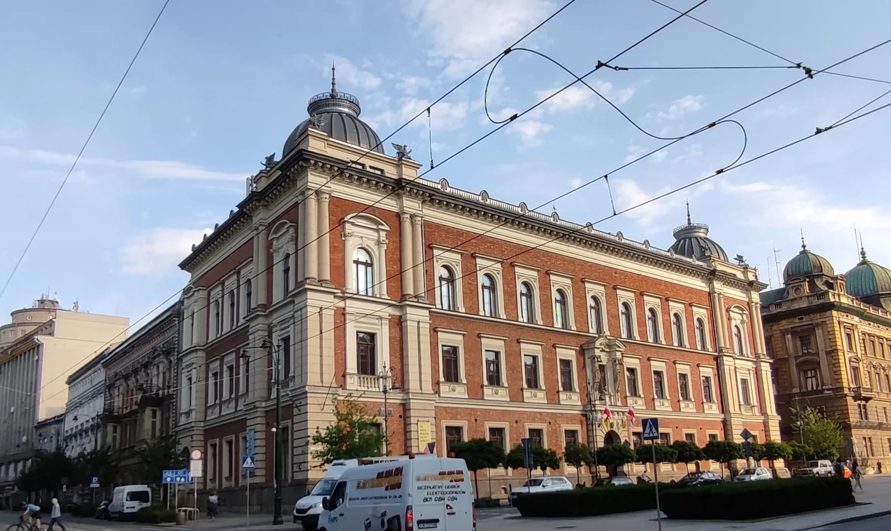 Gmach Główny Akademii Sztuk Pięknych im. Jana Matejki w Krakowie widoczny od strony ulicy