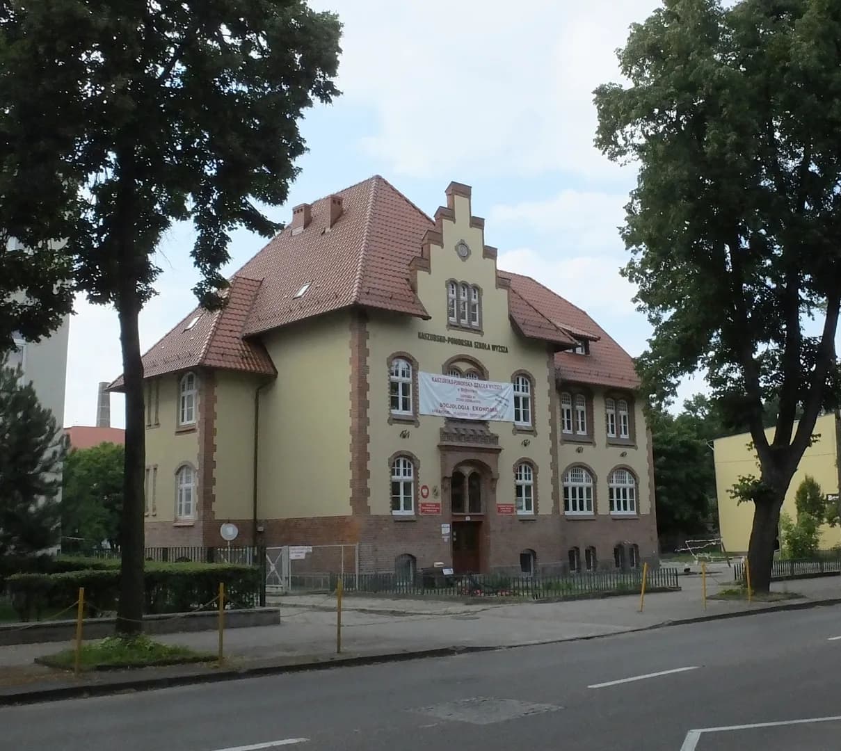 Budynek Kaszubsko-Pomorskiej Szkoły Wyższej w Wejherowie od strony ulicy Dworcowej