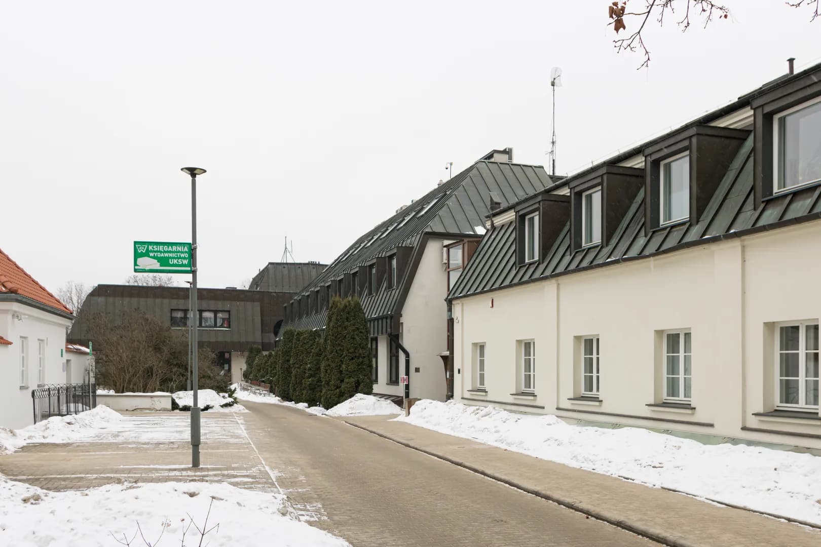 Budynki kampusu Uniwersytetu Kardynała Stefana Wyszyńskiego w Warszawie zimą