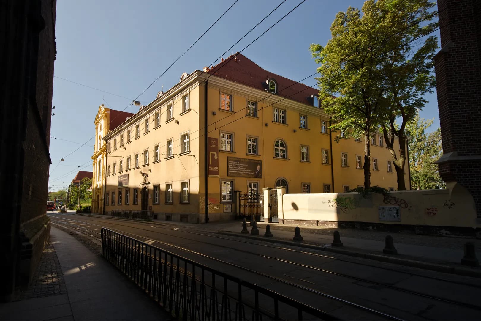 Zabytkowy budynek uczelni przy ulicy św. Jadwigi we Wrocławiu