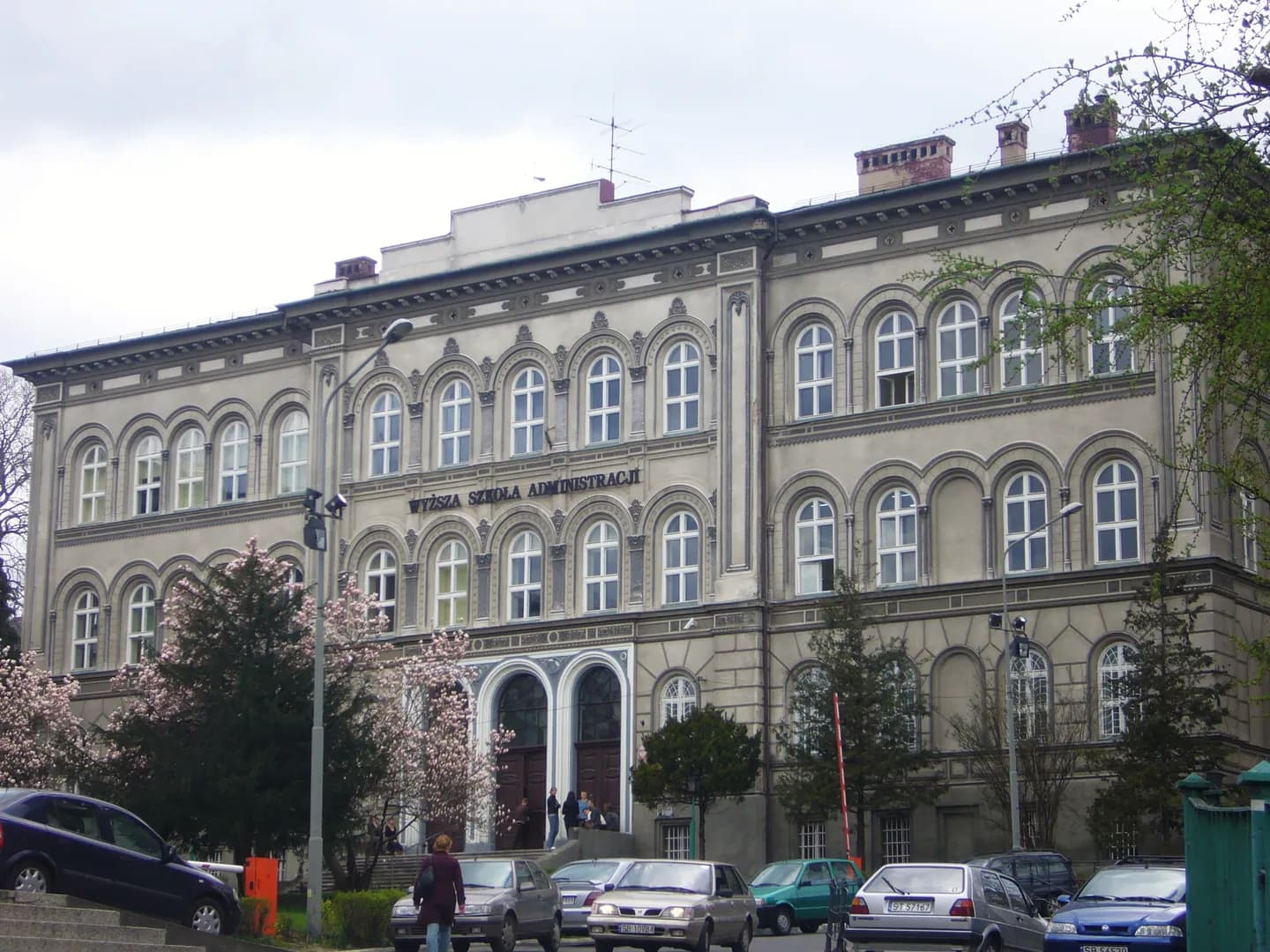 Gmach Wyższej Szkoły Administracji w Bielsku-Białej widziany z zewnątrz