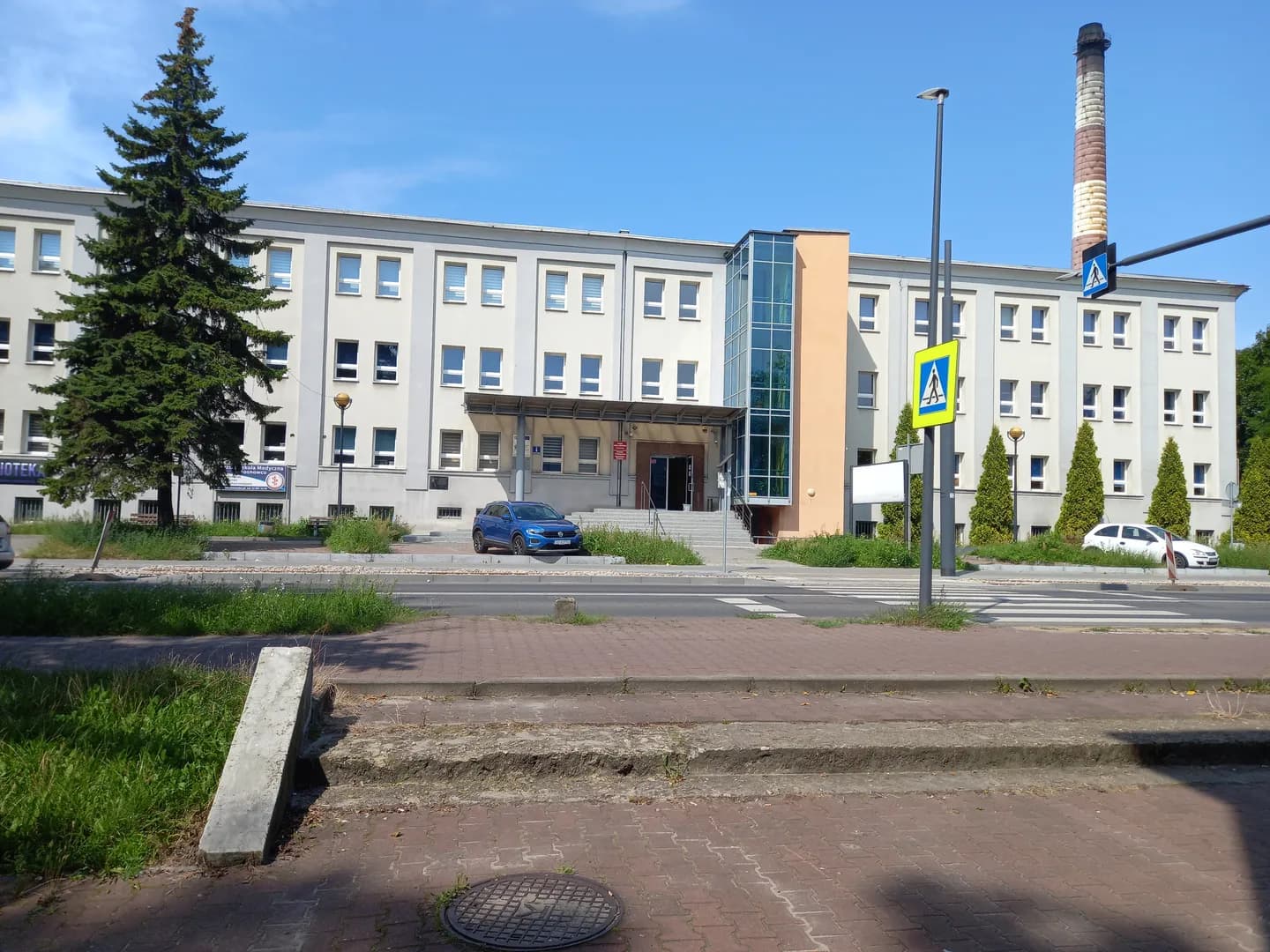Budynek Wyższej Szkoły Medycznej w Sosnowcu widziany od strony ulicy