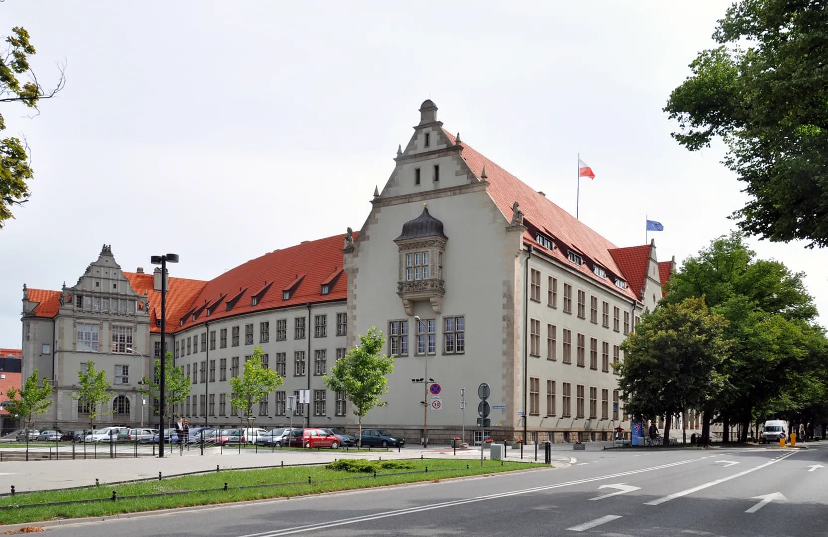 Gmach główny Politechniki Wrocławskiej widoczny z ulicy