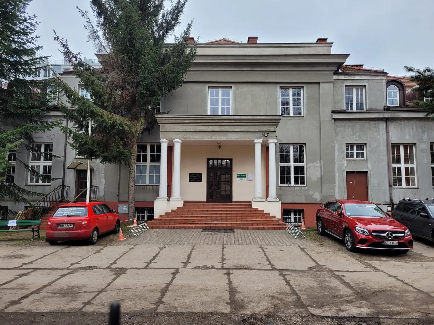 Wejście do budynku Warszawskiej Szkoły Zarządzania przy ulicy Siedmiogrodzkiej w Warszawie