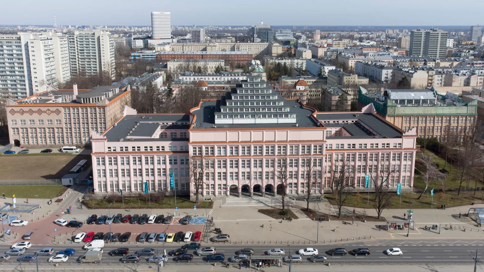 Widok z góry na Gmach Główny Szkoły Głównej Handlowej w Warszawie od strony alei Niepodległości