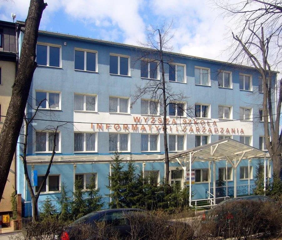 Błękitny budynek Wyższej Szkoły Informatyki i Zarządzania w Bielsku-Białej