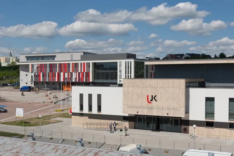 Kampus Uniwersytetu Jana Kochanowskiego w Kielcach z budynkiem Centrum Rehabilitacji i Sportu oraz Biblioteką