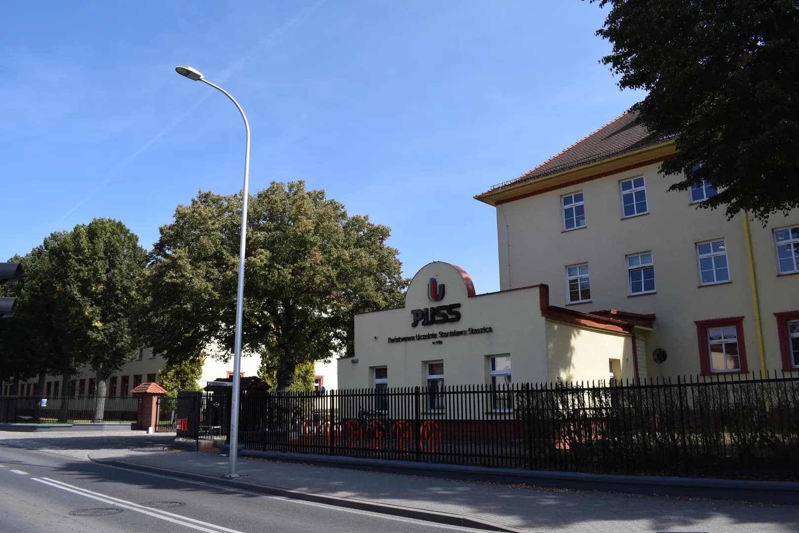 Budynek dawnej Państwowej Uczelni Stanisława Staszica (obecnie ANS) w Pile widziany od strony ulicy