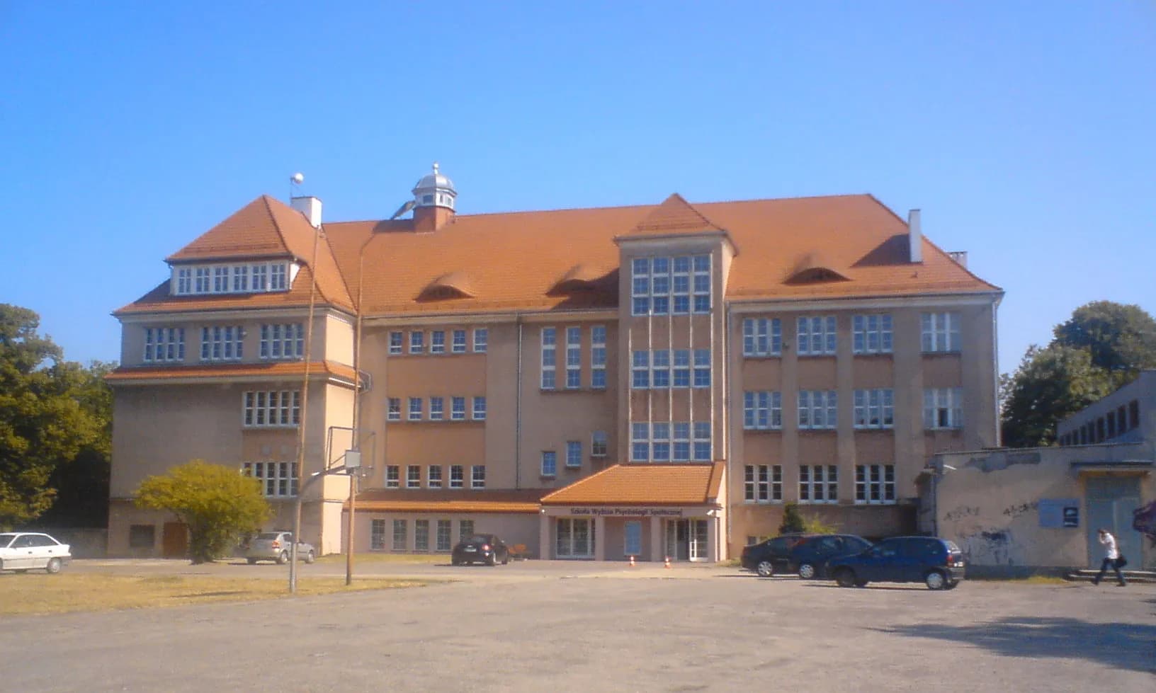 Budynek Szkoły Wyższej Psychologii Społecznej w Sopocie z placem przed wejściem