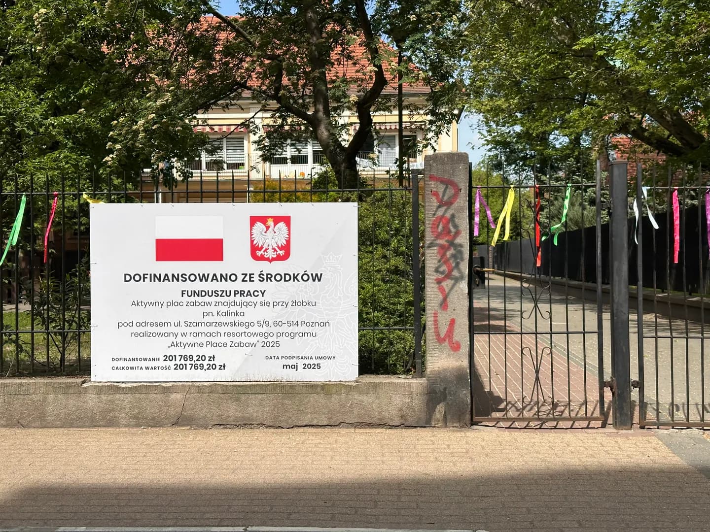 Ogrodzenie i tablica informacyjna Żłobka Kalinka w Poznaniu