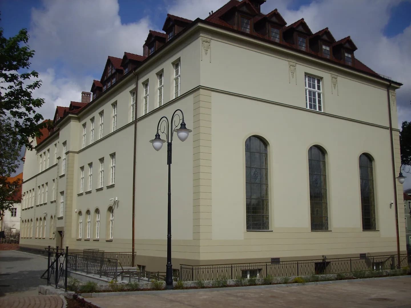 Elewacja budynku Rektoratu Uniwersytetu Zielonogórskiego przy ul. Licealnej