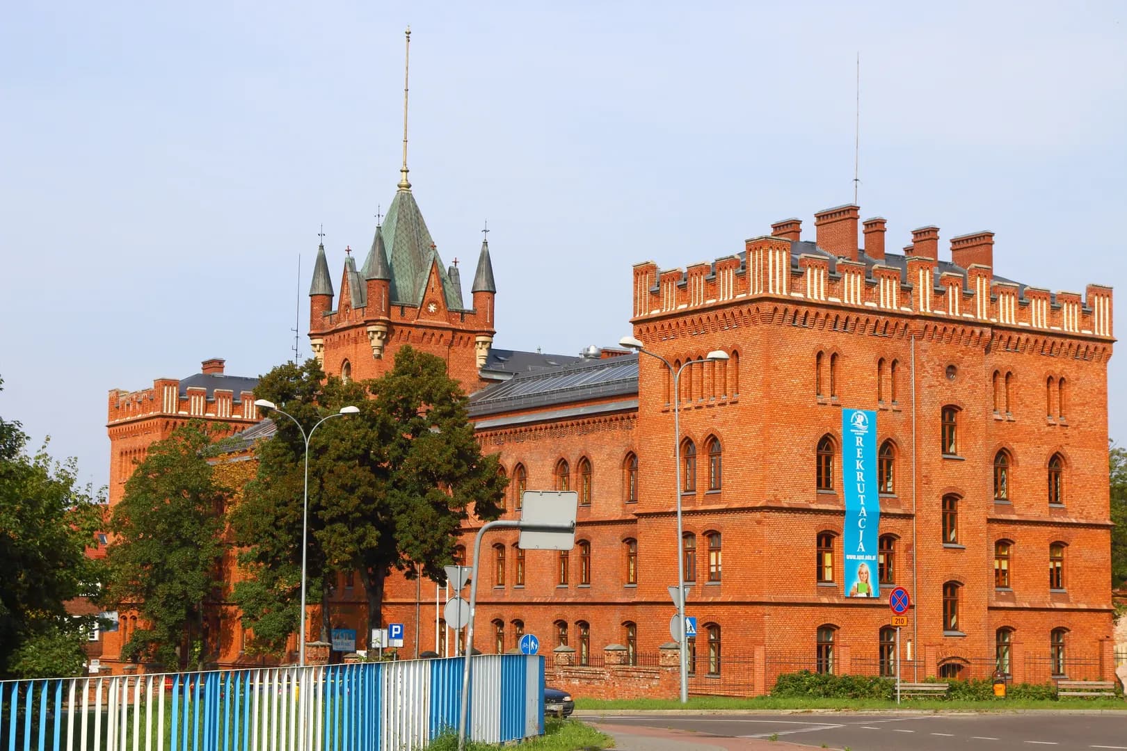 Zabytkowy budynek z czerwonej cegły Uniwersytetu Pomorskiego w Słupsku