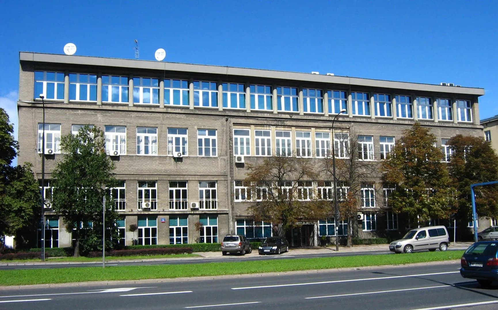 Budynek Krajowej Szkoły Administracji Publicznej w Warszawie przy ulicy Wawelskiej