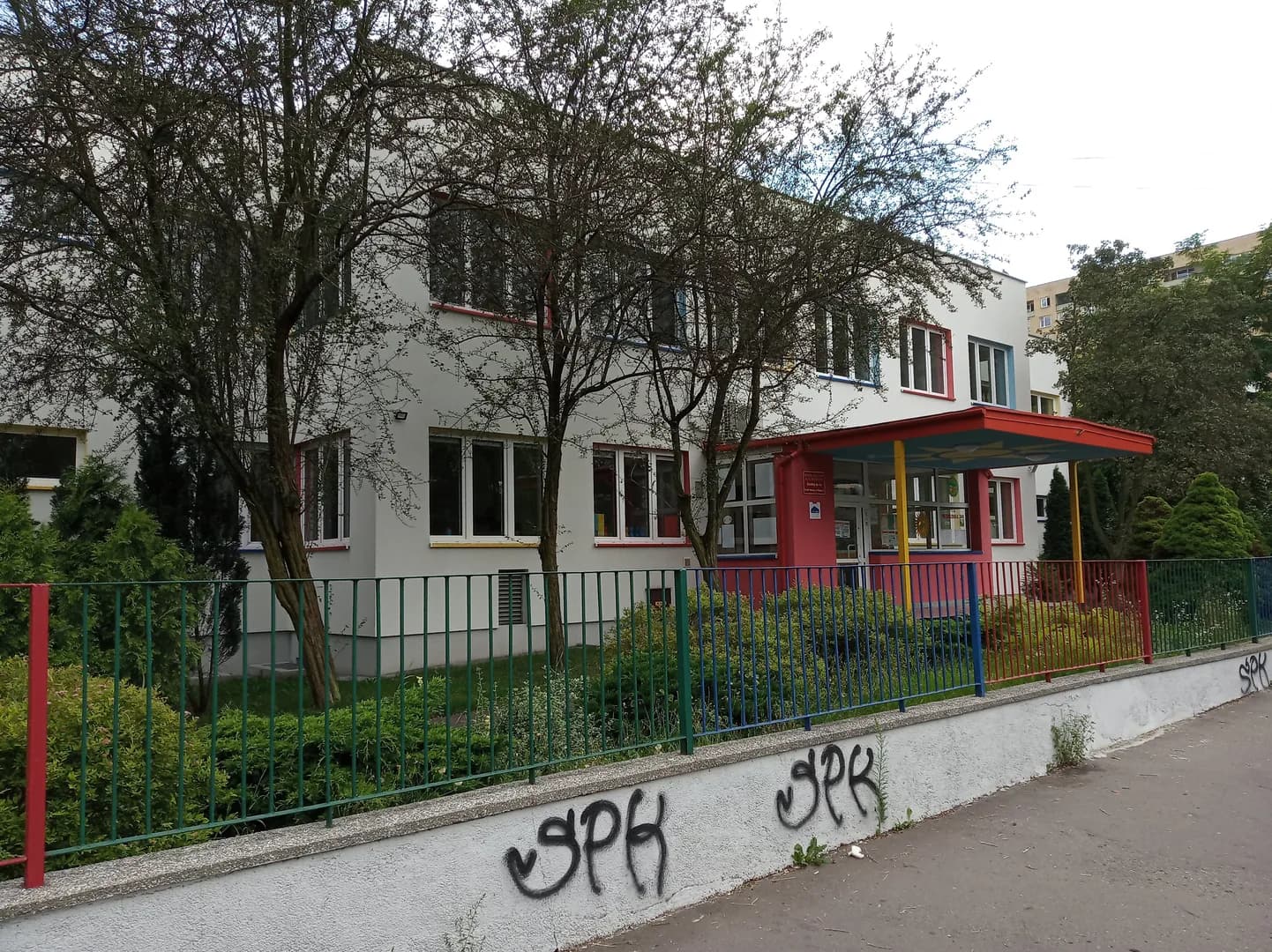 Budynek Żłobka nr 16 na Osiedlu Ruda w Warszawie, widok z zewnątrz zza ogrodzenia.