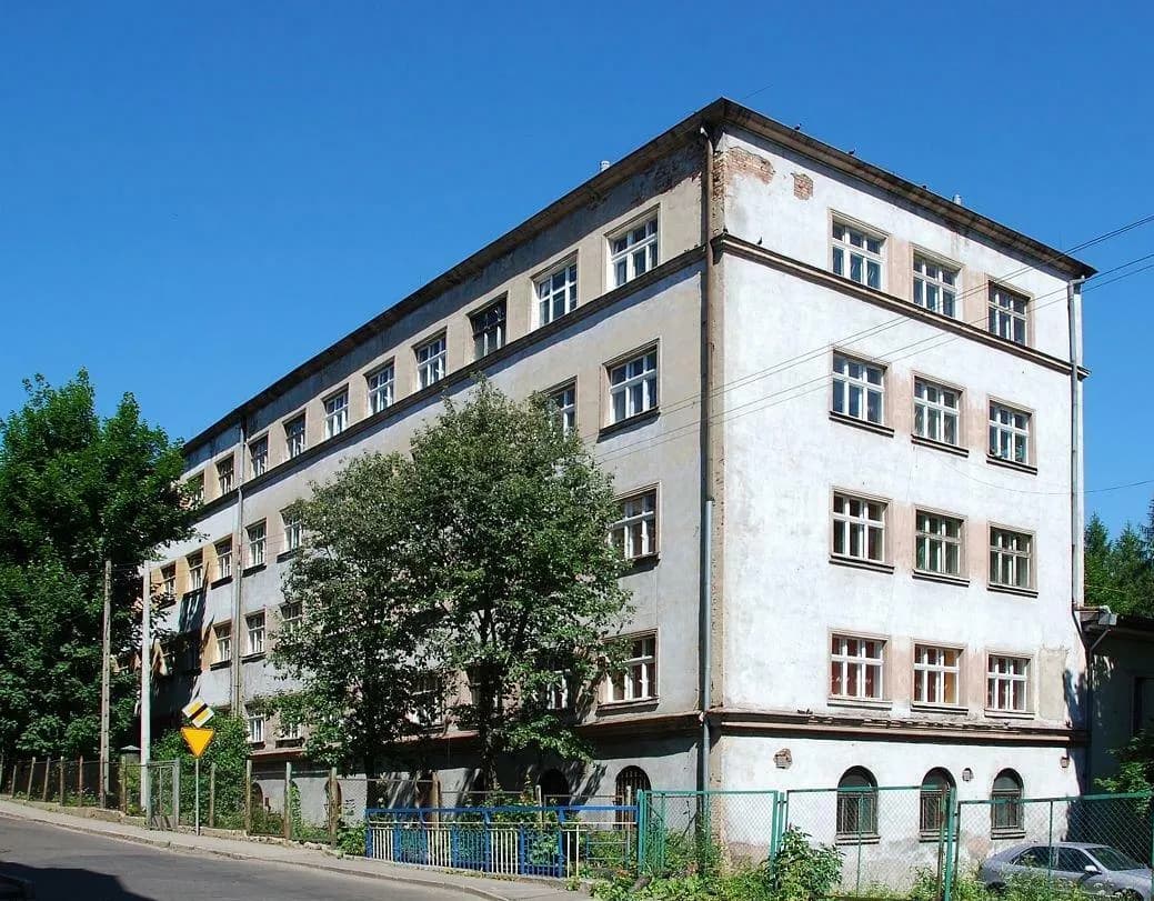 Skrzydło budynku Politechniki Wrocławskiej w Wałbrzychu widoczne od strony ulicy