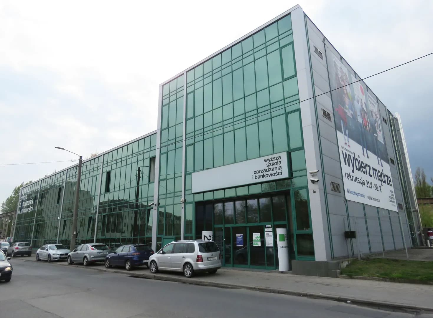 Budynek Wyższej Szkoły Zarządzania i Bankowości w Poznaniu z przeszkloną fasadą