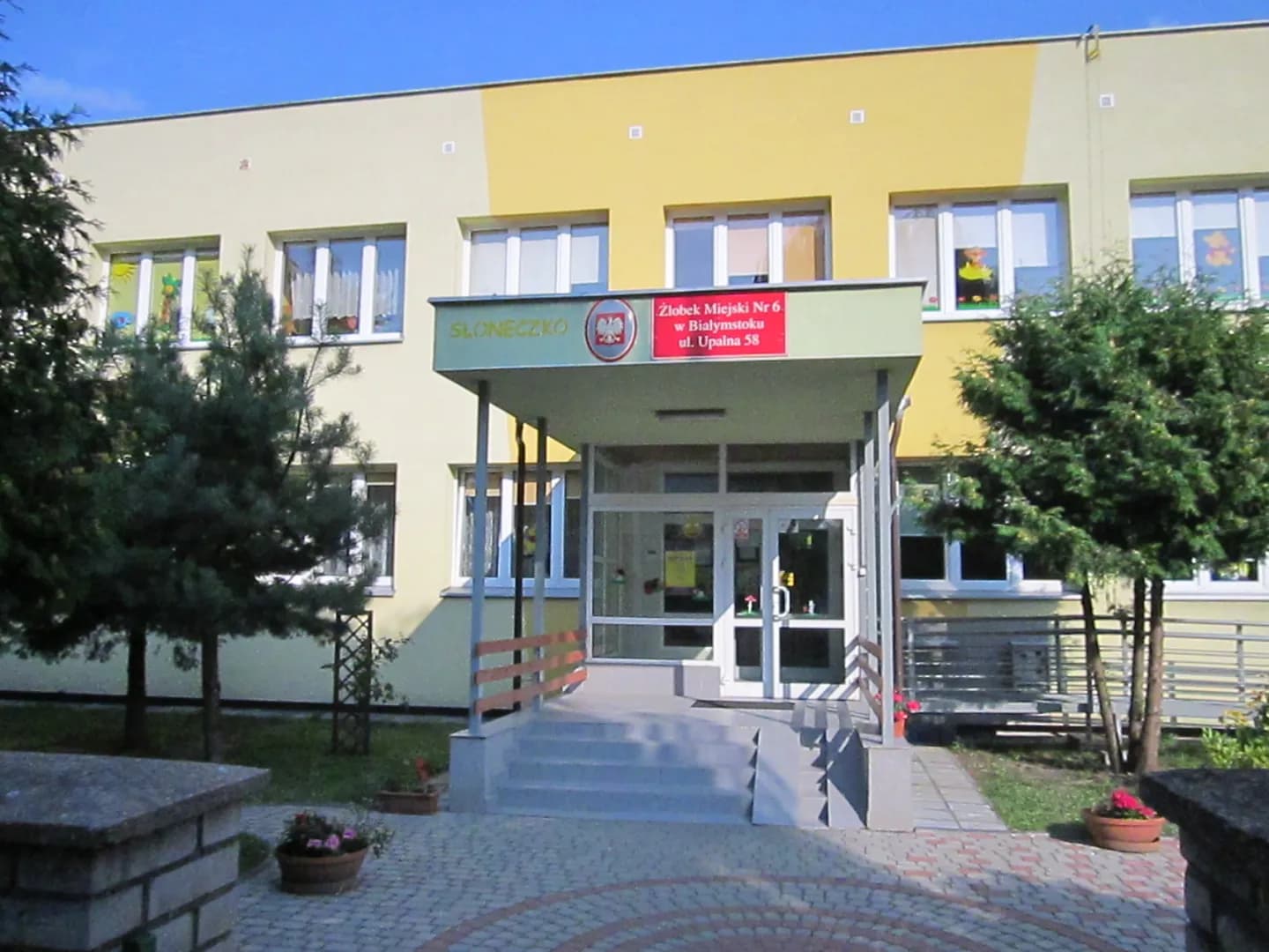 Wejście do budynku Żłobka Miejskiego nr 6 Słoneczko w Białymstoku