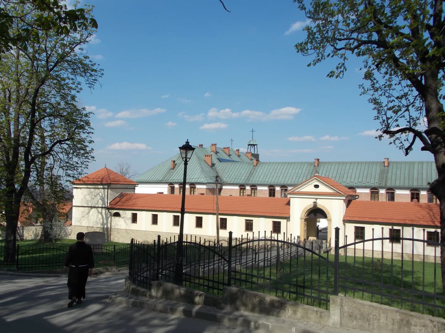 Widok na budynki Wyższego Seminarium Duchownego Ojców Bernardynów w Kalwarii Zebrzydowskiej