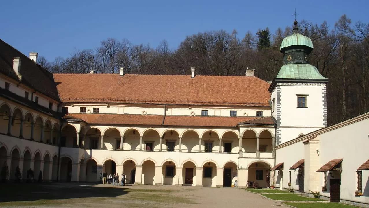 Dziedziniec zamku w Suchej Beskidzkiej, siedziby Wyższej Szkoły Turystyki i Ekologii