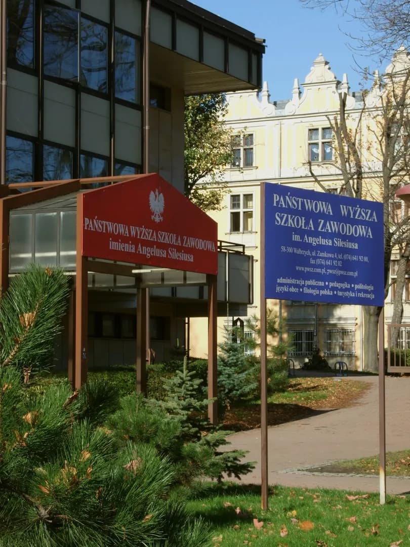 Wejście do budynku Akademii Nauk Stosowanych Angelusa Silesiusa w Wałbrzychu z widocznymi tablicami