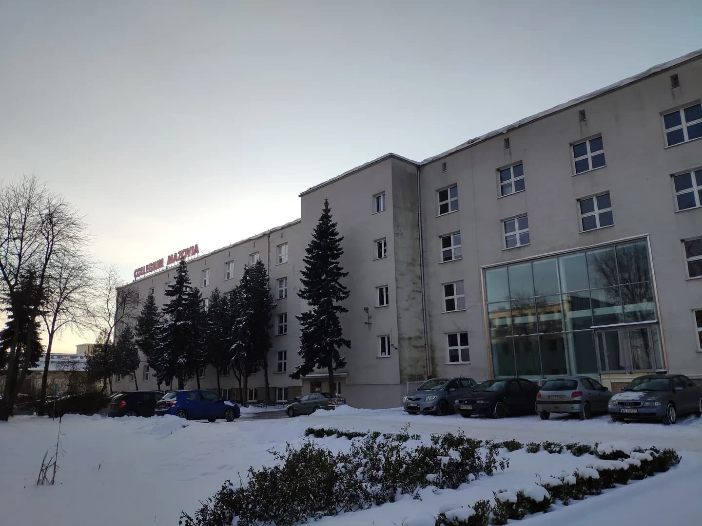 Główny budynek uczelni Collegium Mazovia w Siedlcach zimą